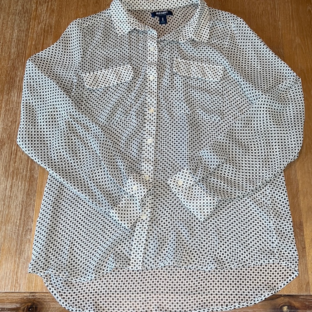 Old navy blouse. Size M. NWOT